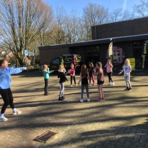 Vanaf 1 maart dansen we buiten!